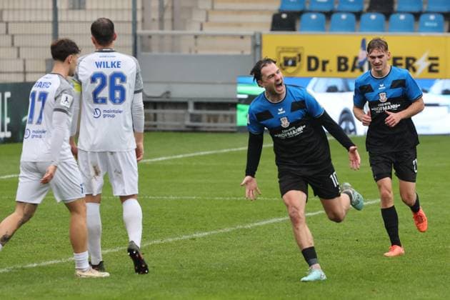 Goalscorer Cas Peters FSV Frankfurt, No. 10 celebrates the goal, 3 0, goal celebration with his teammate , Regionalliga, FSV Frankfurt Bayern Alzenau, Fußball Regionalliga Südwest 25 26, 15 Spieltag, Saison 2025 2026, 01 11 2025, Frankfurt PSD Bank Arena Germany
