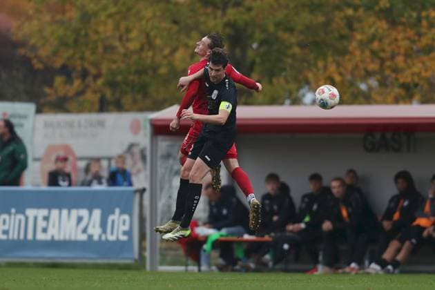 01 11 2025, xjcx, Men, Football, Season 2025 2026, Regionalliga Bayern, 16 Matchday TSV Aubstadt TSV Schwaben Augsburg Franz Helmer 5, TSV Aubstadt and Benedikt Krug 22, TSV Schwaben Augsburg Sulzfeld Schulstadion Aubstadt NGN Arena Bayern Germany