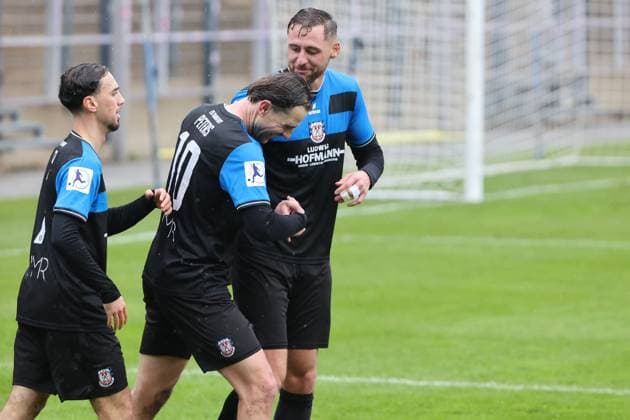 Goal scorers cheer among themselves, Cas Peters FSV Frankfurt, No. 10 cheers for goal 3 0 with goal scorer for 2 0 Lukas Gottwalt FSV Frankfurt, No. 13 , goal celebration with his teammate, Birkan Celik FSV Frankfurt, No. 7 , Regionalliga, FSV Frankfurt Bayern Alzenau, Soccer Regionalliga Südwest 25 26, 15 Matchday, Season 2025 2026, 01 11 2025, Frankfurt PSD Bank Arena Germany