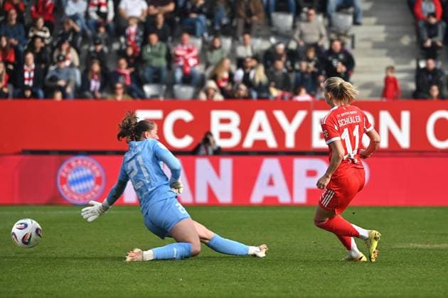 Goal Lea SCHUELLER FCB zm 2 1, Action,Goal shot against goalkeeper Luisa PALMEN E Soccer Google Pixel Womens Bundesliga Season 2025 2026, 8 Matchday, Matchday08 FC Bayern Muenchen Women SGS Essen on 01 11 2025 FC BAYERN CAMPUS