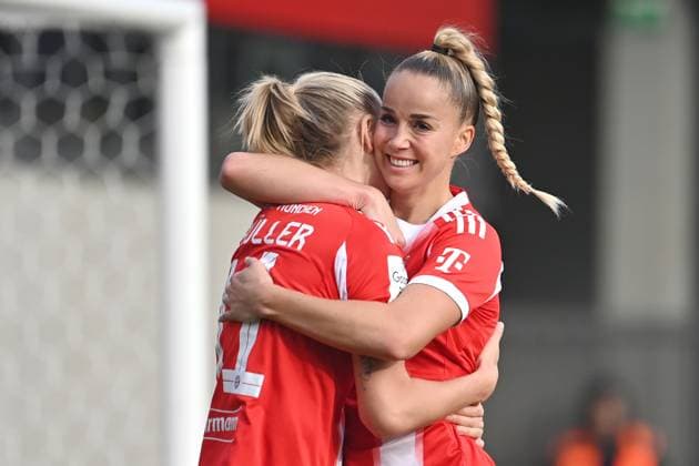 Goal celebration Lea SCHUELLER FCB after goal to 3 1 with Giulia GWINN FCB,re , cheering,joy,enthusiasm,action, Soccer Google Pixel Womens Bundesliga Season 2025 2026, 8 Matchday, Matchday08 FC Bayern Muenchen Women SGS Essen on 01 11 2025 FC BAYERN CAMPUS