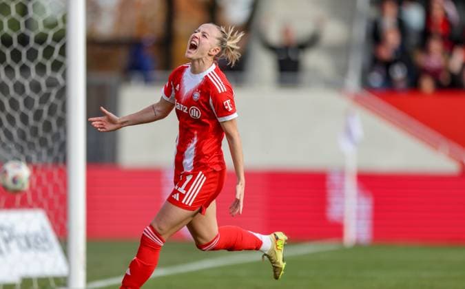 DEU, Munich, FC Bayern München vs SGS Essen, Google Pixel Frauen Bundesliga, DFB, Saison 2526, FC Bayern Campus, 8 Spieltag im Bild Tor und Jubel, Lea Schüller Bayern München 11 erzielt das 3 1 gegen Essen, Freude DFB DFL REGULATIONS PROHIBIT ANY USE OF PHOTOGRAPHS AS IMAGE SEQUENCES AND OR QUASI VIDEO, 01 11 2025 Copyright: HMBxMedia HendrikxHamelau