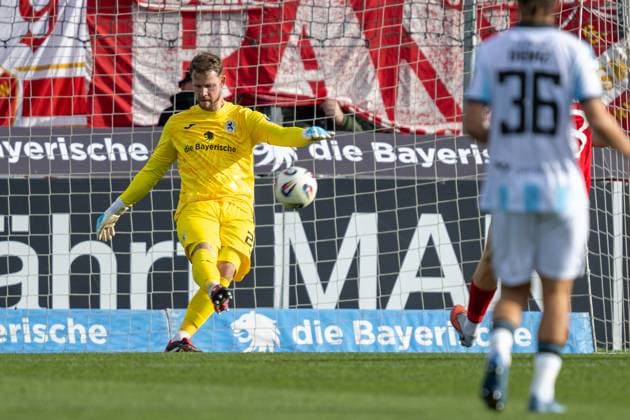 Thomas Daehne 21 TSV 1860 Muenchen , TSV 1860 Muenchen vs Energie Cottbus, 3 Liga, 13 Spieltag, 01 11 2025 DFB regulations prohibit any use of photographs as image sequences and or quasi video Muenchen Bayern Germany Copyright: xkolbert-press UlrichxGamelx