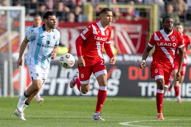 Kevin Volland 31 TSV 1860 Muenchen in duel with King Manu 2 FC Energie Cottbus , TSV 1860 Muenchen vs Energie Cottbus, 3 Liga, 13 Spieltag, 01 11 2025 DFB regulations prohibit any use of photographs as image sequences and or quasi video Muenchen Bayern Germany Copyright: xkolbert-press UlrichxGamelx