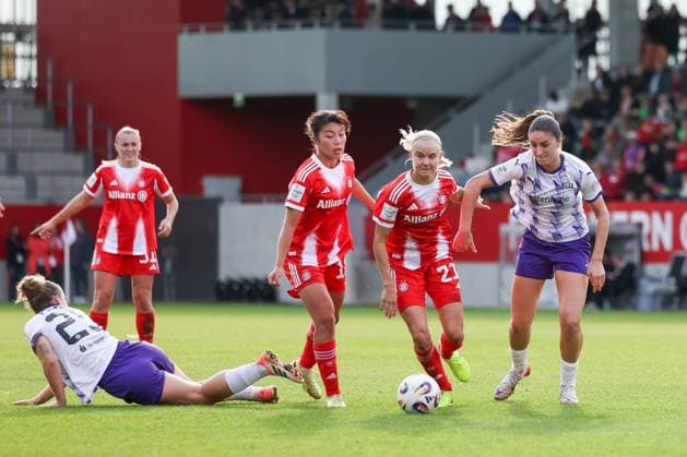 Pernille Harder FC Bayern Muenchen, 21 with Kassandra Potsi SGS Essen, 28 , with Momoko Tanikawa FC Bayern Muenchen, 18 and Julia Debitzki SGS Essen, 23 , GER, FC Bayern Muenchen vs SGS Essen, Soccer, Google Pixel Frauen Bundesliga, 8 Matchday, Season 2025 2026, 01 11 2025, DFL DFB REGULATIONS PROHIBIT ANY USE OF PHOTOGRAPHS as IMAGE SEQUENCES and or QUASI VIDEO, GER, FC Bayern Muenchen vs SGS Essen, Football, Google Pixel Womens Bundesliga, 8 Matchday, Season 2025 2026, 01 11 2025 Muenchen Copyright: xEibner-Pressefoto JennixMaulx EP_JML