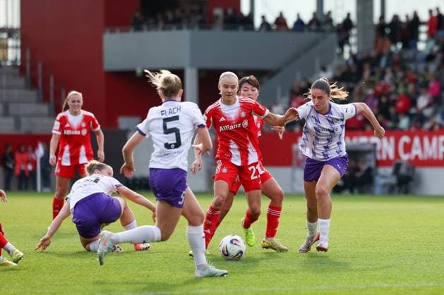 Pernille Harder FC Bayern Muenchen, 21 with Kassandra Potsi SGS Essen, 28 , with Momoko Tanikawa FC Bayern Muenchen, 18 and Julia Debitzki SGS Essen, 23 and Paula Flach SGS Essen, 05 , GER, FC Bayern Muenchen vs SGS Essen, Soccer, Google Pixel Frauen Bundesliga, 8 Matchday, Season 2025 2026, 01 11 2025, DFL DFB REGULATIONS PROHIBIT ANY USE OF PHOTOGRAPHS as IMAGE SEQUENCES and or QUASI VIDEO, GER, FC Bayern Muenchen vs SGS Essen, Football, Google Pixel Womens Bundesliga, 8 Matchday, Season 2025 2026, 01 11 2025 Muenchen Copyright: xEibner-Pressefoto JennixMaulx EP_JML