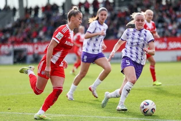 Giulia Gwinn FC Bayern Muenchen, 07 with Paula Flach SGS Essen, 05 , GER, FC Bayern Muenchen vs SGS Essen, Soccer, Google Pixel Womens Bundesliga, 8 Matchday, Season 2025 2026, 01 11 2025, DFL DFB REGULATIONS PROHIBIT ANY USE OF PHOTOGRAPHS as IMAGE SEQUENCES and or QUASI VIDEO, GER, FC Bayern Muenchen vs SGS Essen, Football, Google Pixel Womens Bundesliga, Matchday 8, Season 2025 2026, 01 11 2025 Muenchen Copyright: xEibner-Pressefoto JennixMaulx EP_JML
