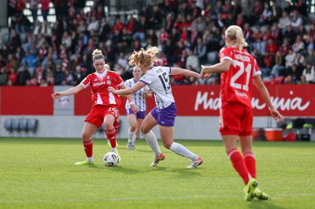 Alara Sehitler FC Bayern Muenchen, 14 with Laura Pucks SGS Essen, 15 , GER, FC Bayern Muenchen vs SGS Essen, Soccer, Google Pixel Womens Bundesliga, 8 Matchday, Season 2025 2026, 01 11 2025, DFL DFB REGULATIONS PROHIBIT ANY USE OF PHOTOGRAPHS as IMAGE SEQUENCES and or QUASI VIDEO, GER, FC Bayern Muenchen vs SGS Essen, Football, Google Pixel Womens Bundesliga, Matchday 8, Season 2025 2026, 01 11 2025 Muenchen Copyright: xEibner-Pressefoto JennixMaulx EP_JML