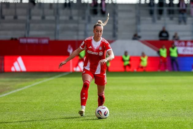 Giulia Gwinn FC Bayern Muenchen, 07 with ball, GER, FC Bayern Muenchen vs SGS Essen, Football, Google Pixel Frauen Bundesliga, 8 Spieltag, Saison 2025 2026, 01 11 2025, DFL DFB REGULATIONS PROHIBIT ANY USE OF PHOTOGRAPHS as IMAGE SEQUENCES and or QUASI VIDEO, GER, FC Bayern Muenchen vs SGS Essen, Football, Google Pixel Frauen Bundesliga, 8 Spieltag, Saison 2025 2026, 01 11 2025 Muenchen Copyright: xEibner-Pressefoto JennixMaulx EP_JML