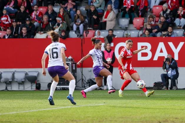 Klara Buehl FC Bayern Muenchen, 17 with Vanessa Fuerst SGS Essen, 08 and Jacqueline Meissner SGS Essen, 16 , GER, FC Bayern Muenchen vs SGS Essen, Football, Google Pixel Womens Bundesliga, Matchday 8, Season 2025 2026, 01 11 2025, DFL DFB REGULATIONS PROHIBIT ANY USE OF PHOTOGRAPHS as IMAGE SEQUENCES and or QUASI VIDEO, GER, FC Bayern Muenchen vs SGS Essen, Football, Google Pixel Womens Bundesliga, Matchday 8, Season 2025 2026, 01 11 2025 Muenchen Copyright: xEibner-Pressefoto JennixMaulx EP_JML