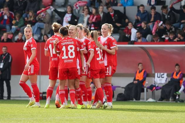 Celebration for the goal to 2 1 by Pernille Harder FC Bayern Muenchen, 21 , GER, FC Bayern Muenchen vs SGS Essen, Soccer, Google Pixel Womens Bundesliga, 8 Matchday, Season 2025 2026, 01 11 2025, DFL DFB REGULATIONS PROHIBIT ANY USE OF PHOTOGRAPHS as IMAGE SEQUENCES and or QUASI VIDEO, GER, FC Bayern Muenchen vs SGS Essen, Football, Google Pixel Womens Bundesliga, Matchday 8, Season 2025 2026, 01 11 2025 Muenchen Copyright: xEibner-Pressefoto JennixMaulx EP_JML