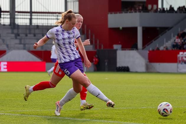 Laura Pucks SGS Essen, 15 with Lea Schueller FC Bayern Muenchen, 11 , GER, FC Bayern Muenchen vs SGS Essen, Soccer, Google Pixel Womens Bundesliga, 8 Matchday, Season 2025 2026, 01 11 2025, DFL DFB REGULATIONS PROHIBIT ANY USE OF PHOTOGRAPHS as IMAGE SEQUENCES and or QUASI VIDEO, GER, FC Bayern Muenchen vs SGS Essen, Football, Google Pixel Womens Bundesliga, Matchday 8, Season 2025 2026, 01 11 2025 Muenchen Copyright: xEibner-Pressefoto JennixMaulx EP_JML