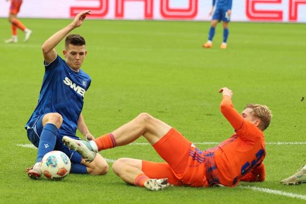 01 11 2025, xrekx, Soccer 2 Bundesliga, Karlsruher SC FC Schalke 04 v l Marvin Wanitzek Karlsruher SC Peter Remmert FC Schalke 04 Zweikampf, Aktion, action, battle for the ball DFL DFB REGULATIONS PROHIBIT ANY USE OF PHOTOGRAPHS as IMAGE SEQUENCES and or QUASI VIDEO Karlsruhe