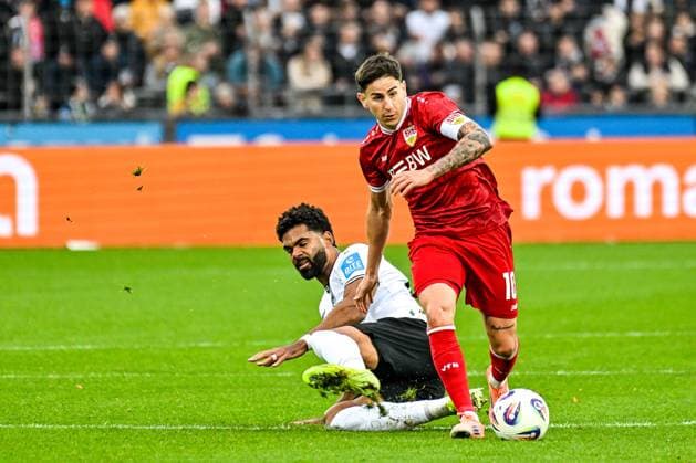 GER, 3 Liga, SSV Ulm 1846 vs VfB Stuttgart II 01 11 2025, Donaustadion, Ulm, GER, 3 Liga, SSV Ulm 1846 vs VfB Stuttgart II, in the picture Nicolas Sessa Stuttgart, 10 prevails against Andre Becker SSV Ulm, 49 nordphotoxGmbHx xHafner nph00200