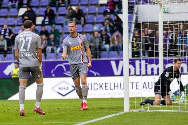 01 11 2025, Soccer, GER, Season, 3 Liga, Season 2025 2026, Matchday 13, FC Erzgebirge Aue SSV Jahn Regensburg Cheering after the 1 1 equalizer by Eric Hottmann SSV Jahn Regensburg DFL REGULATIONS PROHIBIT ANY USE OF PHOTOGRAPHS AS IMAGE SEQUENCES AND OR QUASI VIDEO