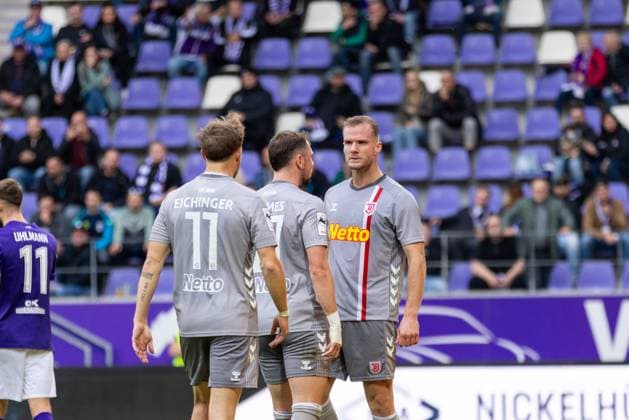 01 11 2025, Soccer, GER, Season, 3 Liga, Season 2025 2026, Matchday 13, FC Erzgebirge Aue SSV Jahn Regensburg Cheering after the 1 1 equalizer by Eric Hottmann SSV Jahn Regensburg DFL REGULATIONS PROHIBIT ANY USE OF PHOTOGRAPHS AS IMAGE SEQUENCES AND OR QUASI VIDEO