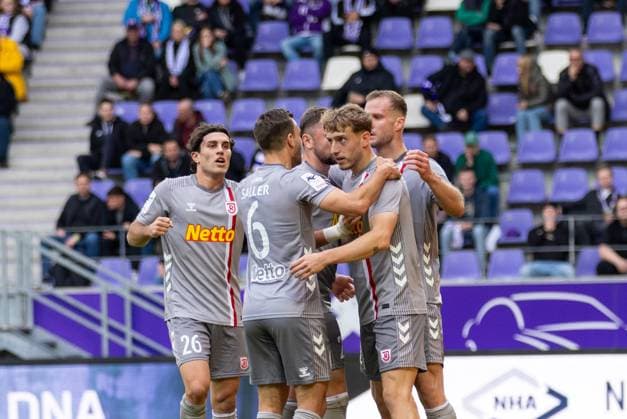 01 11 2025, Soccer, GER, Season, 3 Liga, Season 2025 2026, Matchday 13, FC Erzgebirge Aue SSV Jahn Regensburg Cheering after the 1 1 equalizer by Eric Hottmann SSV Jahn Regensburg DFL REGULATIONS PROHIBIT ANY USE OF PHOTOGRAPHS AS IMAGE SEQUENCES AND OR QUASI VIDEO