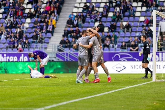 01 11 2025, Soccer, GER, Season, 3 Liga, Season 2025 2026, Matchday 13, FC Erzgebirge Aue SSV Jahn Regensburg Cheering after the 1 1 equalizer by Eric Hottmann SSV Jahn Regensburg DFL REGULATIONS PROHIBIT ANY USE OF PHOTOGRAPHS AS IMAGE SEQUENCES AND OR QUASI VIDEO