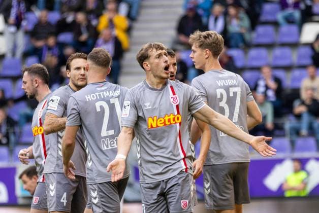 01 11 2025, Soccer, GER, Season, 3 Liga, Season 2025 2026, Matchday 13, FC Erzgebirge Aue SSV Jahn Regensburg Cheering after the 1 1 equalizer by Eric Hottmann SSV Jahn Regensburg DFL REGULATIONS PROHIBIT ANY USE OF PHOTOGRAPHS AS IMAGE SEQUENCES AND OR QUASI VIDEO