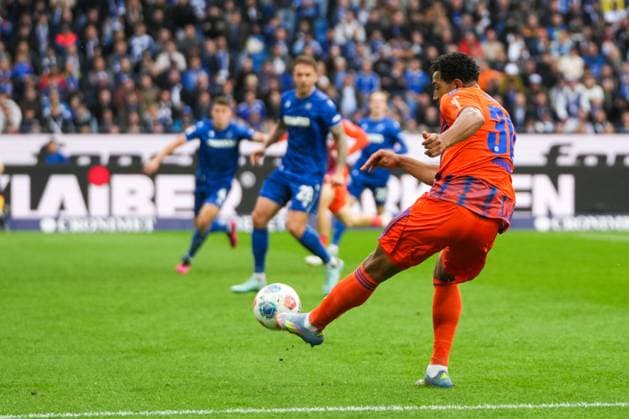2 Bundesliga, Karlsruher SC vs FC Schalke 05, 01 11 2025 Anton Donkor FC Schalke 04, 30 2 Bundesliga, Karlsruher SC vs FC Schalke 05, BBBank Wildpark Karlsruhe, 01 11 2025 DFB DFL REGULATIONS PROHIBIT ANY USE OF PHOTOGRAPHS AS IMAGE SEQUENCES AND OR QUASI VIDEO Copyright: xBEAUTIFULxSPORTS Boscox