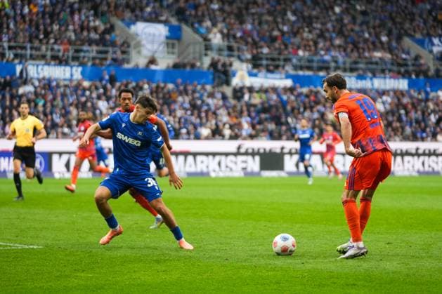 2 Bundesliga, Karlsruher SC vs FC Schalke 05, 01 11 2025 Kenan Karaman FC Schalke 04, 19 with the ball 2 Bundesliga, Karlsruher SC vs FC Schalke 05, BBBank Wildpark Karlsruhe, 01 11 2025 DFB DFL REGULATIONS PROHIBIT ANY USE OF PHOTOGRAPHS AS IMAGE SEQUENCES AND OR QUASI VIDEO Copyright: xBEAUTIFULxSPORTS Boscox