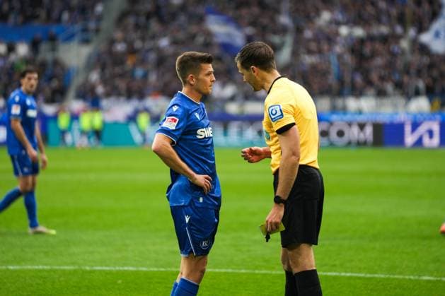 2 Bundesliga, Karlsruher SC vs FC Schalke 05, 01 11 2025 Marvin Wanitzek Karlsruher SC, 10 talking to the referee Max Burda Referee 2 Bundesliga, Karlsruher SC vs FC Schalke 05, BBBank Wildpark Karlsruhe, 01 11 2025 DFB DFL REGULATIONS PROHIBIT ANY USE OF PHOTOGRAPHS AS IMAGE SEQUENCES AND OR QUASI VIDEO Copyright: xBEAUTIFULxSPORTS Boscox
