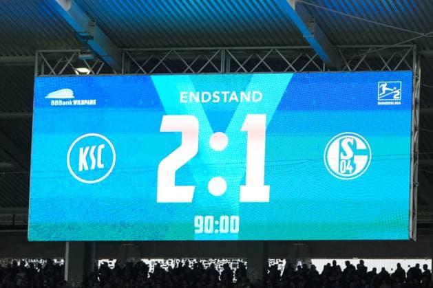 2 Bundesliga, Karlsruher SC vs FC Schalke 05, 01 11 2025 Scoreboard with the final score 2 1 2 Bundesliga, Karlsruher SC vs FC Schalke 05, BBBank Wildpark Karlsruhe, 01 11 2025 DFB DFL REGULATIONS PROHIBIT ANY USE OF PHOTOGRAPHS AS IMAGE SEQUENCES AND OR QUASI VIDEO Copyright: xBEAUTIFULxSPORTS Boscox