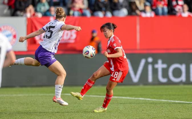 DEU, München, FC Bayern München vs SGS Essen, Google Pixel Frauen Bundesliga, DFB, Saison 2526, FC Bayern Campus, 8 Spieltag im Bild f l n r Paulina Platner SGS Essen 25 , Momoko Tanikawa Bayern München 18 DFB DFL REGULATIONS PROHIBIT ANY USE OF PHOTOGRAPHS AS IMAGE SEQUENCES AND OR QUASI VIDEO, 01 11 2025 Copyright: HMBxMedia HendrikxHamelau