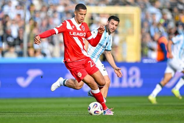 v li Nyamekye Awortwie Grant Cottbus, 23 Kevin Volland TSV 1860, 31 in duel, duel, tackle, dynamics, action, action, 01 11 2025, Munich Germany , Football, 3 Liga, TSV 1860 München FC Energie Cottbus, DFB DFL REGULATIONS PROHIBIT ANY USE OF PHOTOGRAPHS AS IMAGE SEQUENCES AND OR QUASI VIDEO xslx