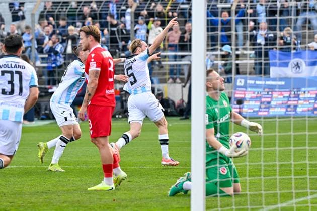 Players of TSV 1860 Muenchen with goal celebration, jubilation, goal celebration, celebrate the goal, goal, celebration, jubilation over the goal to 2 0 by Thore Jacobsen TSV 1860, 5 , optimistic, action, action Henry Rorig Cottbus, 3 and Marius Funk Cottbus, 33 looking disappointed, disappointment, frustration, disappointed, pessimistic, 01 11 2025, Munich Germany , Football, 3 Liga, TSV 1860 München FC Energie Cottbus, DFB DFL REGULATIONS PROHIBIT ANY USE OF PHOTOGRAPHS AS IMAGE SEQUENCES AND OR QUASI VIDEO xslx