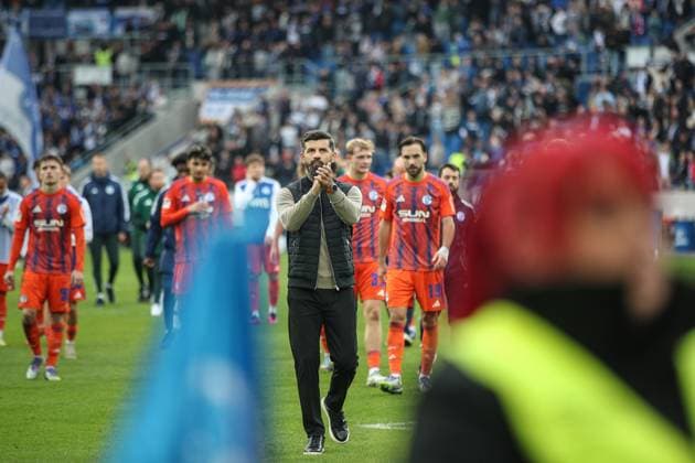 At the fans with the team after the defeat Miron Muslic FC Schalke 04, Head Coach , Karlsruher SC vs FC Schalke 04, 2 Bundesliga, 11 Matchday, 2025 2026, 01 11 2025, DFL REGULATIONS PROHIBIT ANY USE OF PHOTOGRAPHS AS IMAGE SEQUENCES AND OR QUASI VIDEO, Karlsruher SC vs FC Schalke 04, 2 Bundesliga, 11 Matchday, 2025 2026, 01 11 2025 Karlsruhe Copyright: xEibner-Pressefoto JanxPrihodax EP_JPA