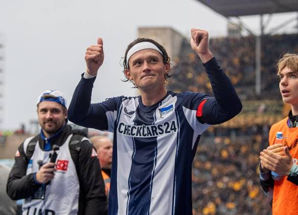 Soccer, Men, Season 2025 2026, 2 Bundesliga 11 Matchday , Hertha BSC Dynamo Dresden, Fabian Reese Hertha BSC , Cheering after the final whistle, 01 11 2025, Copyright: xSebastianxRäppold MatthiasxKochx
