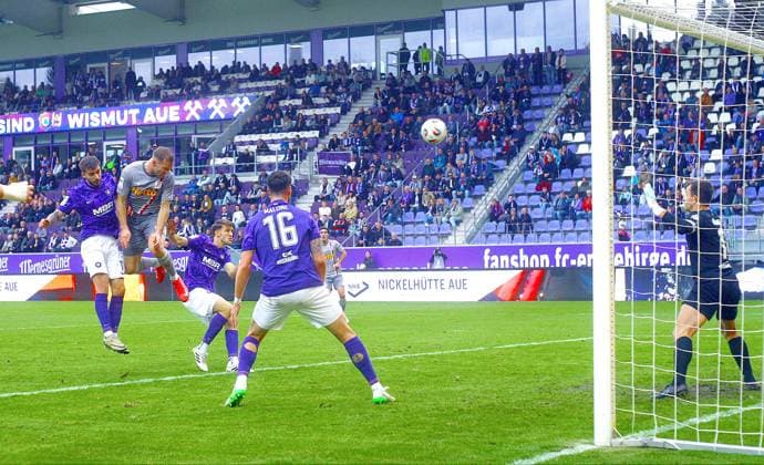 Eric Hottmann Regensburg, 2 v l overcomes goalkeeper Martin Männel Aue to 1 1 Football 3 League 2025 26 FC Erzgebirge Aue SSV Jahn Regensburg on 1 11 2025 Erzgebirge Aue Jahn Regensburg