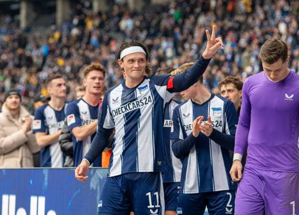 Soccer, Men, Season 2025 2026, 2 Bundesliga 11 Matchday , Hertha BSC Dynamo Dresden, Fabian Reese Hertha BSC , Cheering after the final whistle, 01 11 2025, Copyright: xSebastianxRäppold MatthiasxKochx