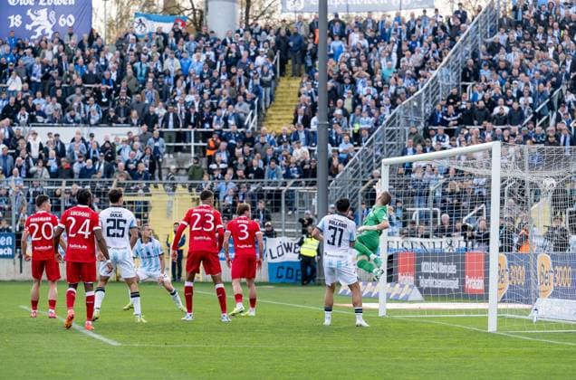 Here Sean Dulic TSV 1860 Muenchen, 25 , Sigurd Haugen TSV 1860 Muenchen, 22 and Kevin Volland TSV 1860 Muenchen, 31 watch as the ball is scored by Thore Jacobsen TSV 1860 Muenchen, 05 not pictured in the goal by Theo Ogbidi FC Energie Cottbus, 22 GER, TSV 1860 Muenchen vs FC Energie Cottbus, Football, 3 Bundesliga, Matchday 13, Season 2025 2026, 01 11 2025 DFL DFB REGULATIONS PROHIBIT ANY USE OF PHOTOGRAPHS as IMAGE SEQUENCES and or QUASI VIDEO GER, TSV 1860 Muenchen vs FC Energie Cottbus, Football, 3 Bundesliga, Matchday 13, Season 2025 2026, 01 11 2025 Muenchen Copyright: xEibner-Pressefoto HeikexFeinerx EP_HFR