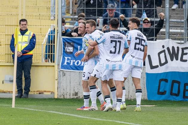 The Muechner celebrate with Thore Jacobsen TSV 1860 Muenchen, 05 his second goal for 2 0 GER, TSV 1860 Muenchen vs FC Energie Cottbus, Football, 3 Bundesliga, Matchday 13, Season 2025 2026, 01 11 2025 DFL DFB REGULATIONS PROHIBIT ANY USE OF PHOTOGRAPHS as IMAGE SEQUENCES and or QUASI VIDEO GER, TSV 1860 Muenchen vs FC Energie Cottbus, Football, 3 Bundesliga, Matchday 13, Season 2025 2026, 01 11 2025 Muenchen Copyright: xEibner-Pressefoto HeikexFeinerx EP_HFR