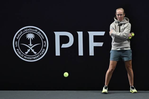 WTA, Tennis Damen Finals 2025 - Day One RIYADH, SAUDI ARABIA NOVEMBER 1, 2025: Sports psychologist Daria Abramowicz watches Iga Swiatek of Poland (not pictured) warm up ahead of her group-stage match against Madison Keys of the United States on Day 1 of the 2025 WTA Finals at King Saud University Indoor Arena in Riyadh, Saudi Arabia, on November 1, 2025. RIyadh Saudi Arabia  Copyright: xArturxWidakx originalFilename:widak-wtafinal251101_np22y.jpg