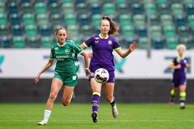 Switzerland AXA Women s Super League 2025 26, FC St Gallen 1879 FC Zurich, kybunpark, St Gallen Monika Ibishaj 12 St Gallen in a duel against Luana Bürge Luana Burge 6 FC Zurich Copyright: xDanielaxPorcellix