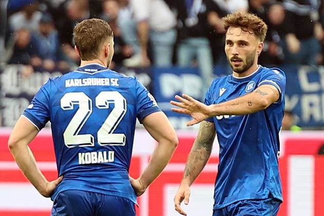 01 11 2025, xrekx, Fußball 2 Bundesliga, Karlsruher SC FC Schalke 04 v l Torjubel nach dem Tor zum celebrating the goal celebrate 2 1 durch Fabian Schleusener Karlsruher SC mit Christoph Kobald Karlsruher SC DFL DFB REGULATIONS PROHIBIT ANY USE OF PHOTOGRAPHS as IMAGE SEQUENCES and or QUASI VIDEO Karlsruhe