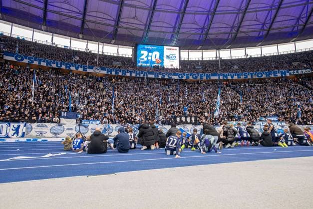 Soccer, Men, Season 2025 2026, 2 Bundesliga 11 Matchday , Hertha BSC Dynamo Dresden, Hertha cheers with the fans after the final whistle, 01 11 2025, Copyright: xSebastianxRäppold MatthiasxKochx
