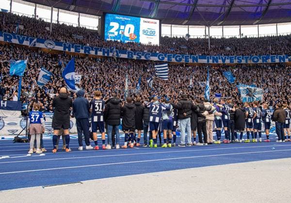 Soccer, Men, Season 2025 2026, 2 Bundesliga 11 Matchday , Hertha BSC Dynamo Dresden, Hertha cheers with the fans after the final whistle, 01 11 2025, Copyright: xSebastianxRäppold MatthiasxKochx