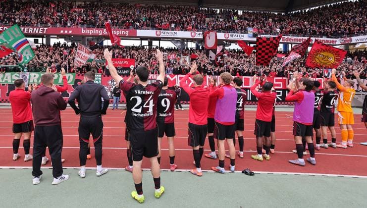 01 11 2025 Soccer Season 2025 2026 2 Soccer Bundesliga 11 Matchday 1 FC Nürnberg FCN Club Eintracht Braunschweig EBS BTSV Sportfoto Zink DaMa xdaxmax DFL regulations prohibit any use of photographs as image sequences and or quasi video only for editorial use Jubel Freude nach Spielende Mannschaft Team des FCN celebrates and thanks Clubfan Clubfans FCN Fans Fans Fans
