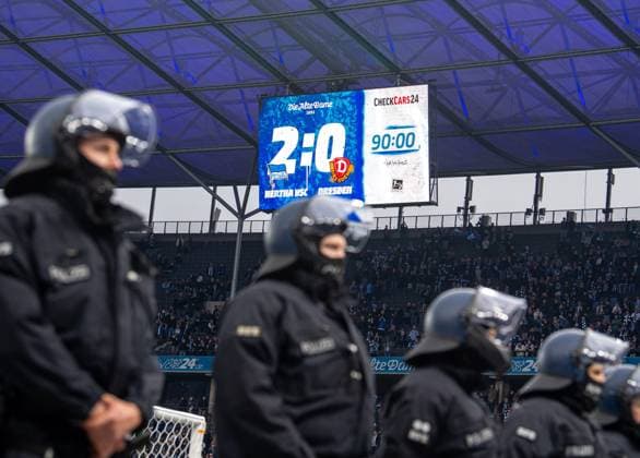 Soccer, Men, Season 2025 2026, 2 Bundesliga 11 Matchday , Hertha BSC Dynamo Dresden, Scoreboard with 2 0 final score behind policemen, 01 11 2025, Copyright: xSebastianxRäppold MatthiasxKochx