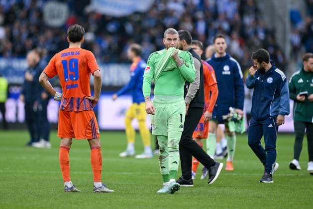 01 11 2025, Football, 2 Bundesliga, Season 2025 2026, Matchday 11, Karlsruher SC FC Schalke 04, Kenan Karaman FC Schalke 04 , Goalkeeper Loris Karius FC Schalke 04 xRHR PHOTO YYx Copyright: KROEGER RHR-FOTOx RHR-FOTO YY