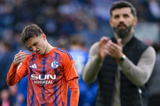 01 11 2025, Football, 2 Bundesliga, Season 2025 2026, Matchday 11, Karlsruher SC FC Schalke 04, Vitalie Becker FC Schalke 04 , Coach Miron Muslic FC Schalke 04 xRHR PHOTO YYx Copyright: KROEGER RHR-FOTOx RHR-FOTO YY