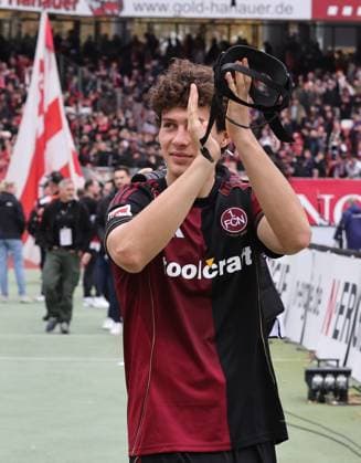 01 11 2025 Soccer Season 2025 2026 2 Soccer Bundesliga 11 Matchday 1 FC Nürnberg FCN Club Eintracht Braunschweig EBS BTSV Sportfoto Zink DaMa xdaxmax DFL regulations prohibit any use of photographs as image sequences and or quasi video only for editorial use Jubel Freude nach Spielende Fabio Gruber 4, 1 FC Nürnberg FCN applauds clapping his hands