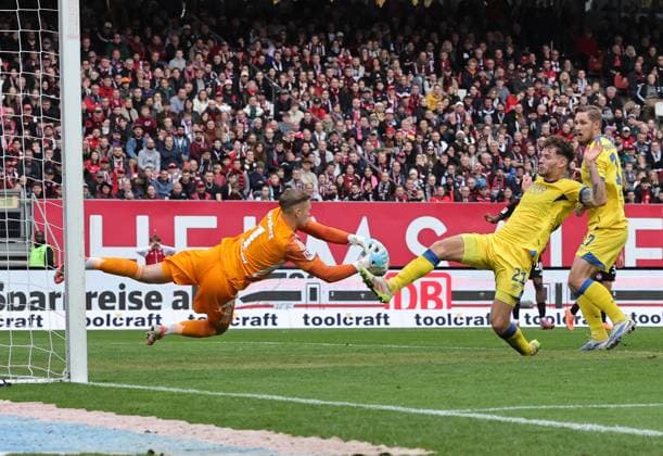 01 11 2025 Soccer Season 2025 2026 2 Soccer Bundesliga 11 Matchday 1 FC Nürnberg FCN Club Eintracht Braunschweig EBS BTSV Sportfoto Zink DaMa xdaxmax DFL regulations prohibit any use of photographs as image sequences and or quasi video only for editorial use Jan Reichert 1, 1 FC Nürnberg FCN klärt wirft sich nach dem Ball gg Kevin Ehlers 21, Eintracht Braunschweig BTSV EBS