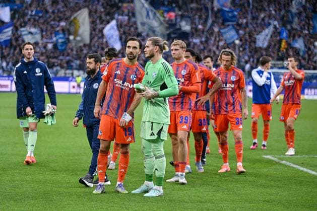 01 11 2025, Football, 2 Bundesliga, Season 2025 2026, Matchday 11, Karlsruher SC FC Schalke 04, The players of FC Schalke 04 go to the fans after the match, Kenan Karaman FC Schalke 04 , Goalkeeper Loris Karius FC Schalke 04 xRHR PHOTO YYx Copyright: KROEGER RHR-FOTOx RHR-FOTO YY