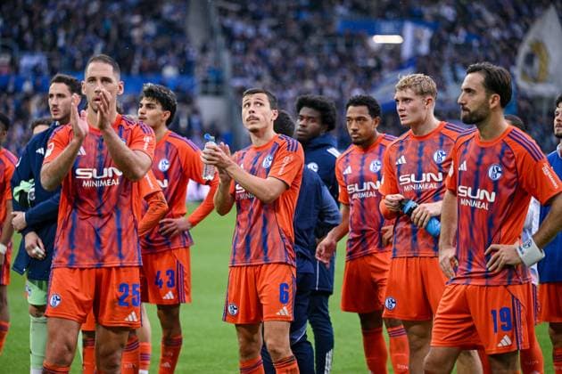 01 11 2025, Football, 2 Bundesliga, Season 2025 2026, Matchday 11, Karlsruher SC FC Schalke 04, The players of FC Schalke 04 go to the fans after the match, Nikola Katic FC Schalke 04 , Ron Schallenberg FC Schalke 04 , Peter Remmert FC Schalke 04 , Kenan Karaman FC Schalke 04 xRHR PHOTO YYx Copyright: KROEGER RHR-FOTOx RHR-FOTO YY