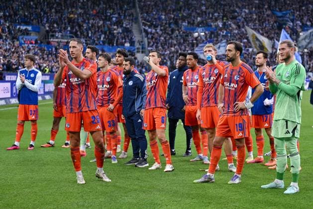 01 11 2025, Football, 2 Bundesliga, Season 2025 2026, Matchday 11, Karlsruher SC FC Schalke 04, The players of FC Schalke 04 go to the fans after the match, Nikola Katic FC Schalke 04 xRHR PHOTO YYx Copyright: KROEGER RHR-FOTOx RHR-FOTO YY